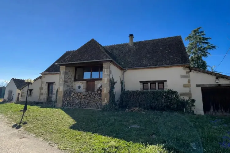Grange rénovée sur 4 ha de terrain, avec hangar et étang