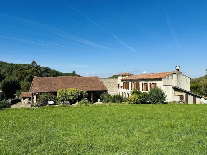 Propriété de 1772 avec dépendances et terres 09200