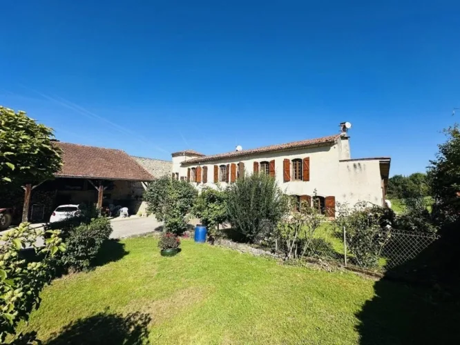 Propriété de 1772 avec dépendances et terres 09200 — photo 2