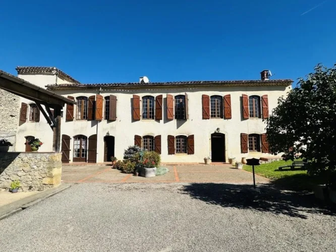Propriété de 1772 avec dépendances et terres 09200 — photo 3