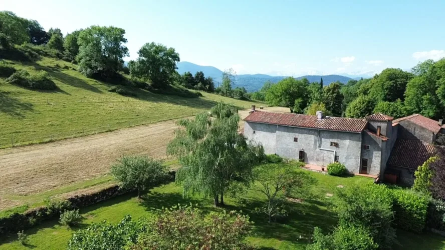Propriété de 1772 avec dépendances et terres 09200 — photo 4