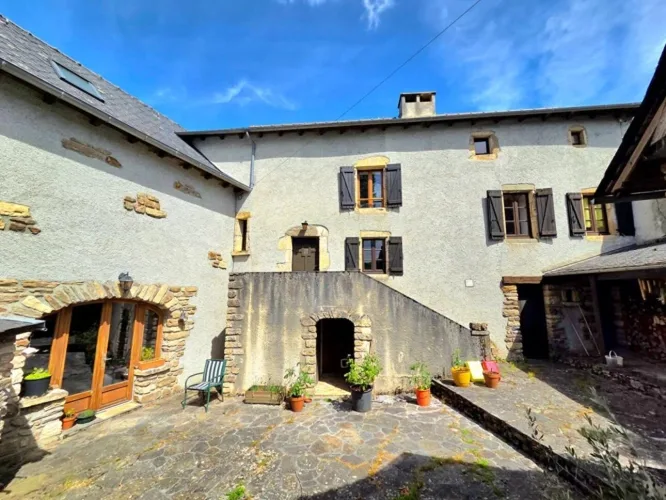 Old farmhouse in a peaceful hamlet with over 7500m² of land