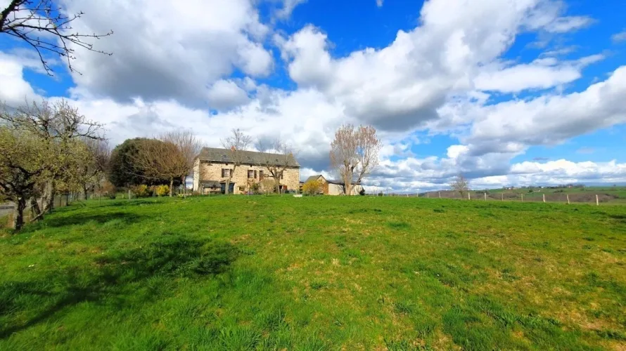 Charmante propriété avec 10 hectares de terrain à La Salvetat-Peyralès