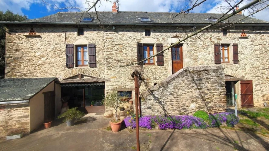 Charmante propriété avec 10 hectares de terrain à La Salvetat-Peyralès — photo 3