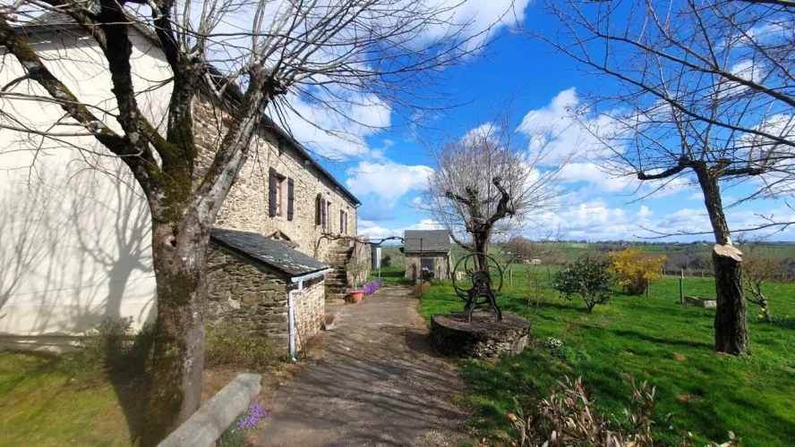 Charmante propriété avec 6 hectares de terrain à La Salvetat-Peyralès