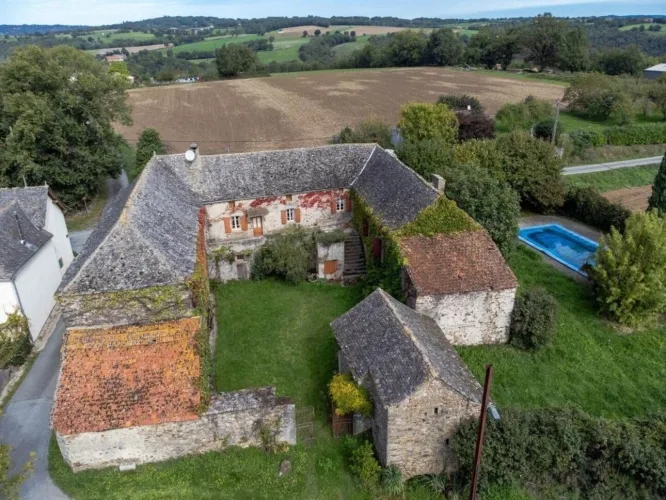 Corps de ferme en U à rénover - 500 m² et 2,4 ha - Proche de Najac, limite Tarn et Aveyron