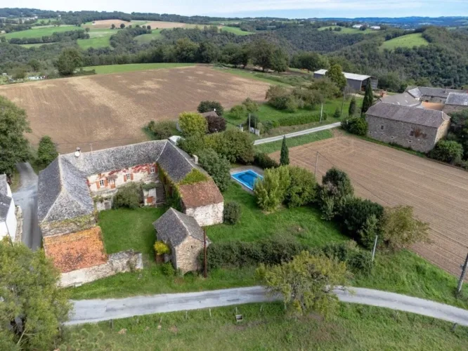 Corps de ferme en U à rénover - 500 m² et 2,4 ha - Proche de Najac, limite Tarn et Aveyron — photo 2
