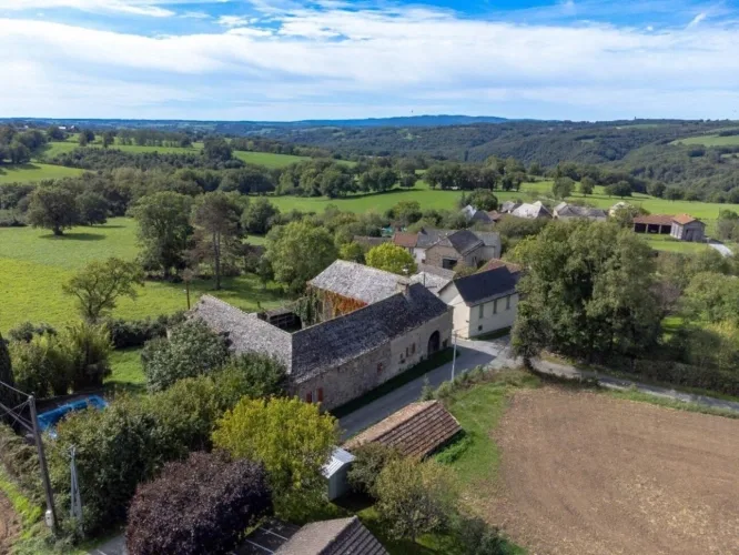 Corps de ferme en U à rénover - 500 m² et 2,4 ha - Proche de Najac, limite Tarn et Aveyron — photo 3
