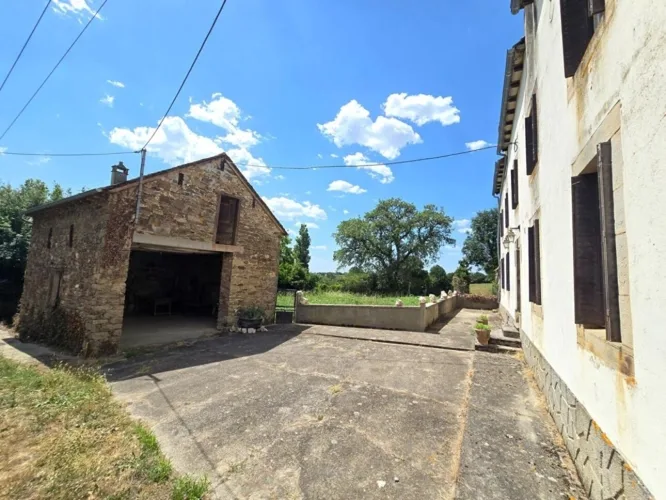 Corps de ferme avec maison, appartement et dépendances - Durenque — photo 2