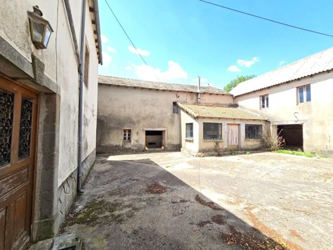 Corps de ferme avec maison, appartement et dépendances - Durenque — photo 5