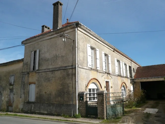 BURIE (17) A Vendre CORPS de FERME et Ses Nombreuses Dépendances