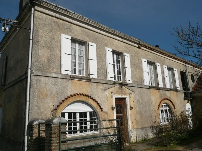 BURIE (17) A Vendre CORPS de FERME et Ses Nombreuses Dépendances — photo 2