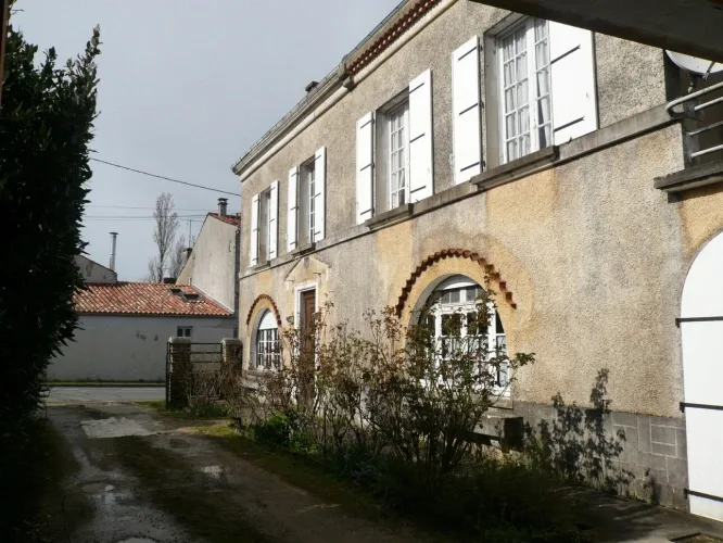 BURIE (17) A Vendre CORPS de FERME et Ses Nombreuses Dépendances — photo 3