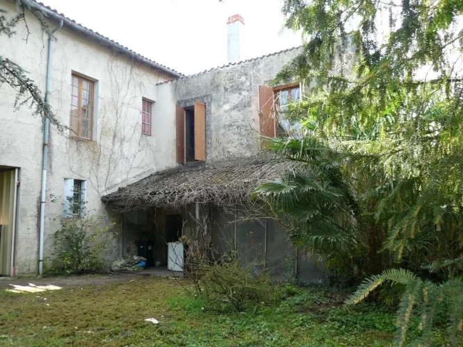 BURIE (17) A Vendre CORPS de FERME et Ses Nombreuses Dépendances — photo 4