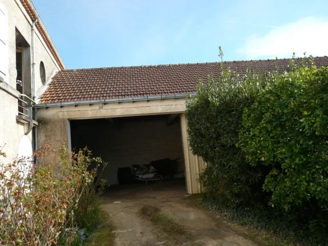 BURIE (17) A Vendre CORPS de FERME et Ses Nombreuses Dépendances — photo 5