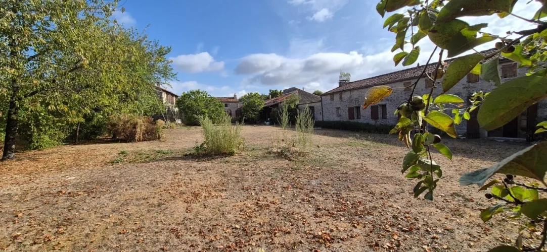 Corps de Ferme de 340 m2, avec plusieurs maisons indépendantes et 200 m2 de dépendances