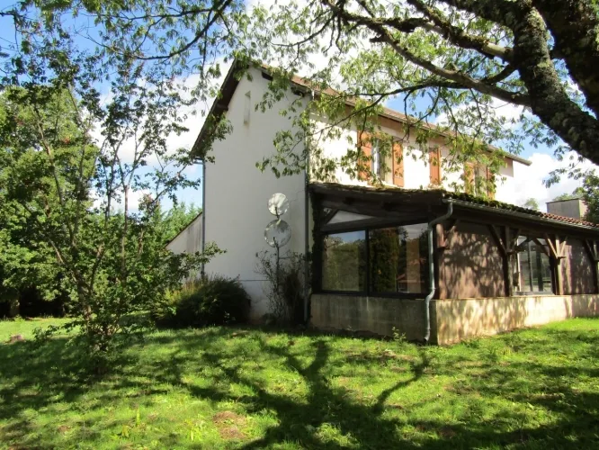 Propriété avec maison 4 chambres, plusieurs bâtiments et 1.8 hectares de terrain — photo 4