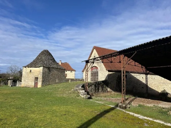 Ancien corps de ferme, + de 6ha, dépendances, ressources en eau naturelles — photo 2