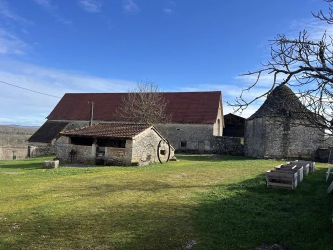 Ancien corps de ferme, + de 6ha, dépendances, ressources en eau naturelles — photo 3