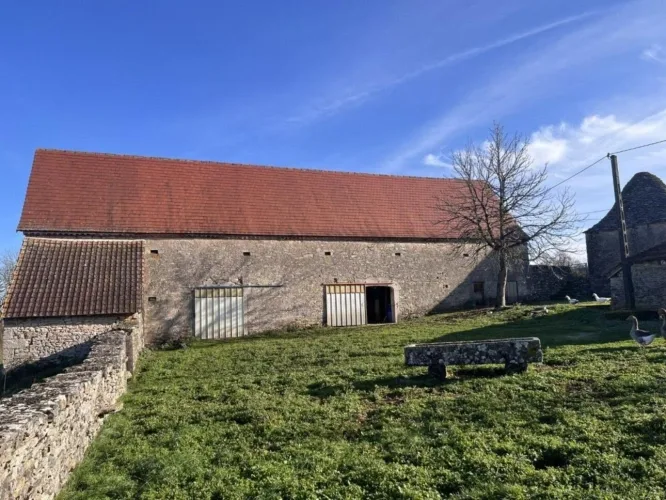 Ancien corps de ferme, + de 6ha, dépendances, ressources en eau naturelles — photo 4