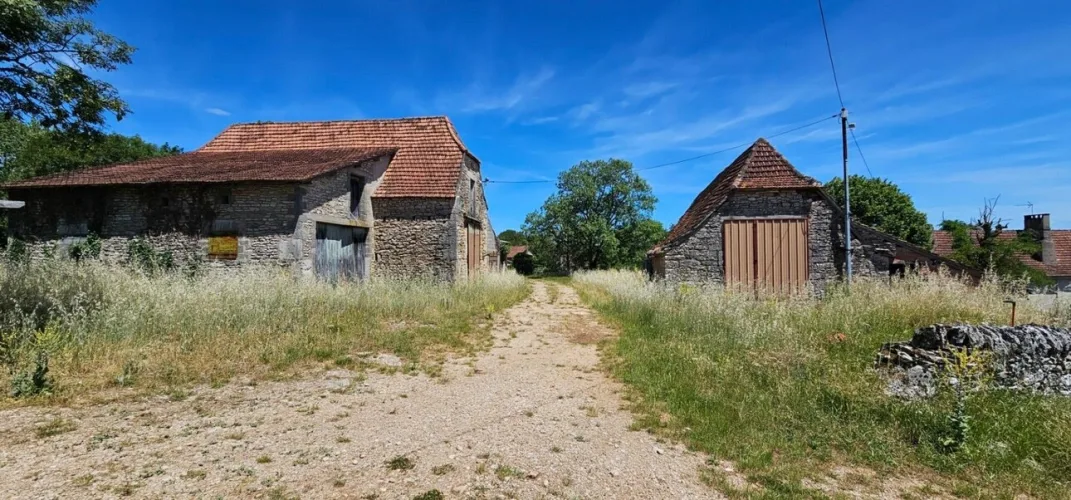 Corps de ferme 130m² hab - 6 bâtiments — photo 2