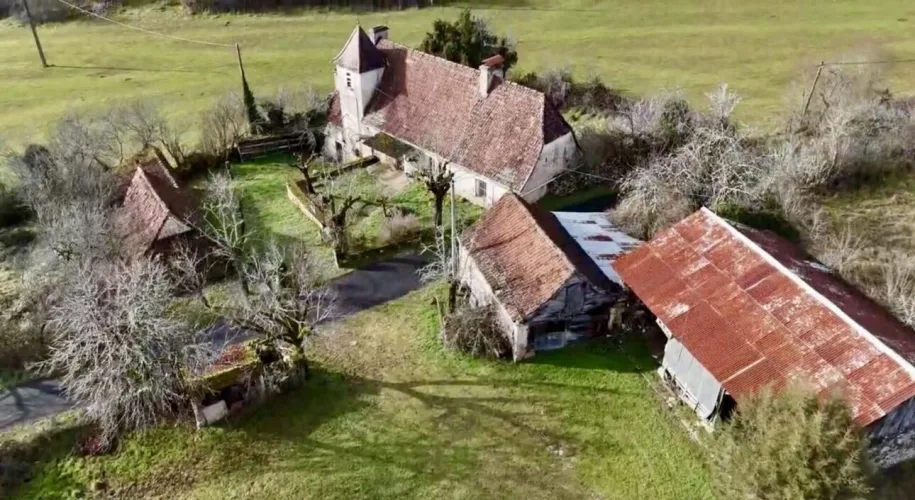 Corps de ferme 7 bâtiments - 5.8ha de terrain - à rénover