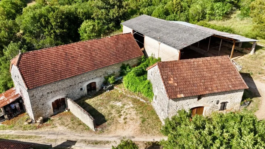 Corps de ferme 7 bâtiments sur 8 ha — photo 3