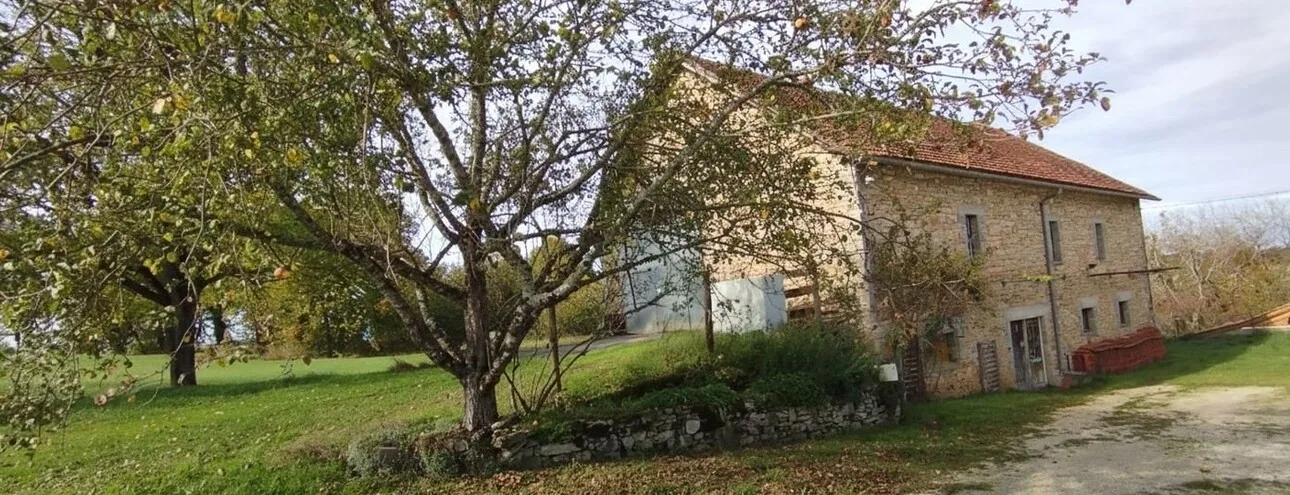 GRANGE EN PIERRE DE 360 M² À RÉNOVER !