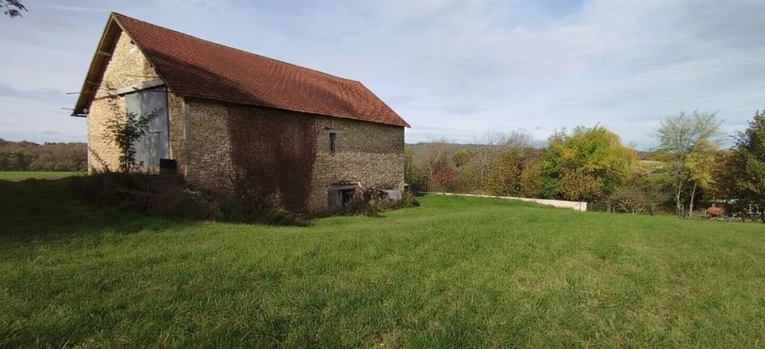 GRANGE EN PIERRE DE 360 M² À RÉNOVER ! — photo 3