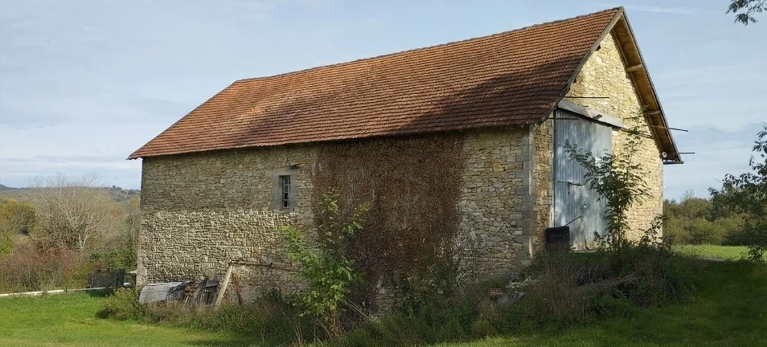 GRANGE EN PIERRE DE 360 M² À RÉNOVER ! — photo 4