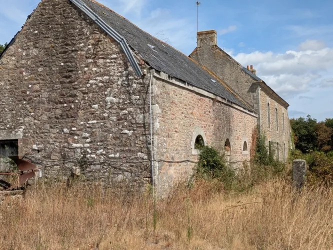 NOSTANG PROPRIÉTÉ COMPOSÉE D'UNE MAISON EN PIERRE À RÉNOVER AVEC TROIS DÉPENDANCE UN PUITS ET 21 HECTARES ENVIRON — photo 2
