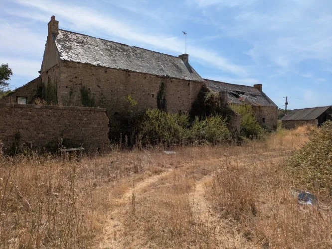 NOSTANG PROPRIÉTÉ COMPOSÉE D'UNE MAISON EN PIERRE À RÉNOVER AVEC TROIS DÉPENDANCE UN PUITS ET 21 HECTARES ENVIRON — photo 4