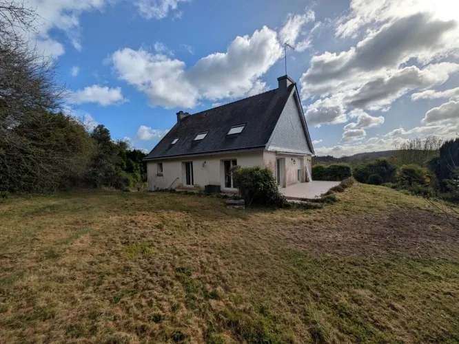 Kernascleden propriété composée d'une maison à usage d'habitation de 6 pièces 178 m² envion un hangar de 161m² envion, une ancienne lapinière de 700m² envion le
