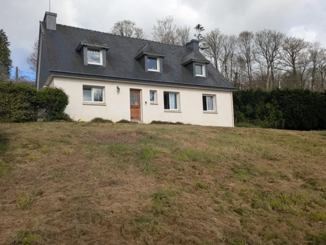 Kernascleden propriété composée d'une maison à usage d'habitation de 6 pièces 178 m² envion un hangar de 161m² envion, une ancienne lapinière de 700m² envion le — photo 2