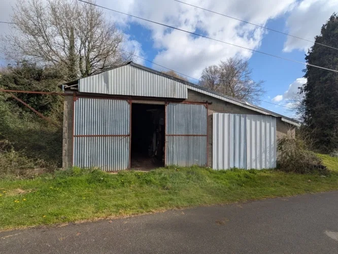 Kernascleden propriété composée d'une maison à usage d'habitation de 6 pièces 178 m² envion un hangar de 161m² envion, une ancienne lapinière de 700m² envion le — photo 5
