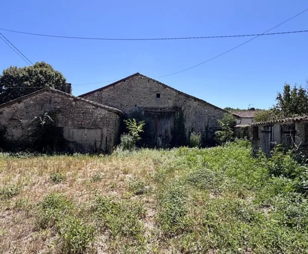 Deux granges avec dépendances et jardin offrant un fort potentiel de rénovation — photo 2
