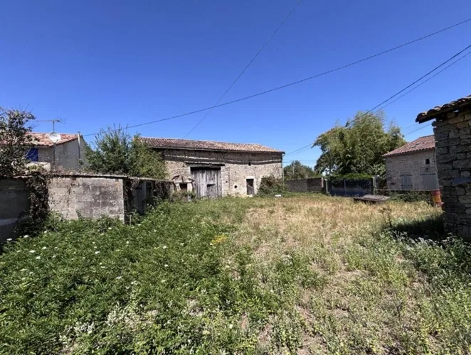 Deux granges avec dépendances et jardin offrant un fort potentiel de rénovation — photo 3