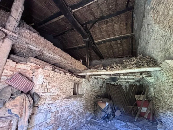 Deux granges avec dépendances et jardin offrant un fort potentiel de rénovation — photo 4