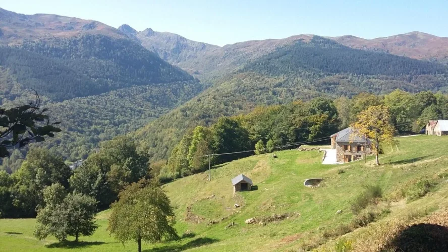 Corps de ferme de montagne  , superbement rénové  , dépendances  3.2 HA