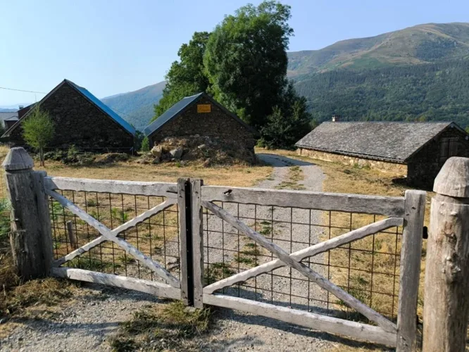 Corps de ferme de montagne  , superbement rénové  , dépendances  3.2 HA — photo 2