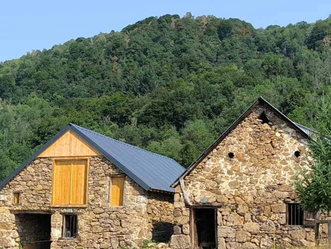 Corps de ferme de montagne  , superbement rénové  , dépendances  3.2 HA — photo 4