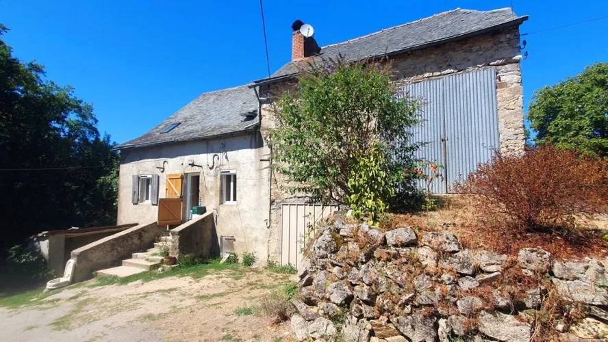 ANCIEN CORPS DE FERME RÉNOVÉ  AU CALME AVEC 1,7 HECTARE