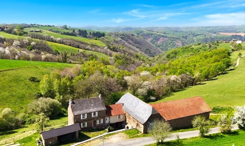 Corps de ferme sans voisin sur terrain de 1.6Ha