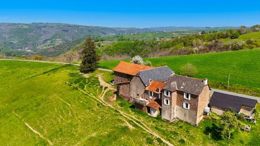 Corps de ferme sans voisin sur terrain de 1.6Ha — photo 2
