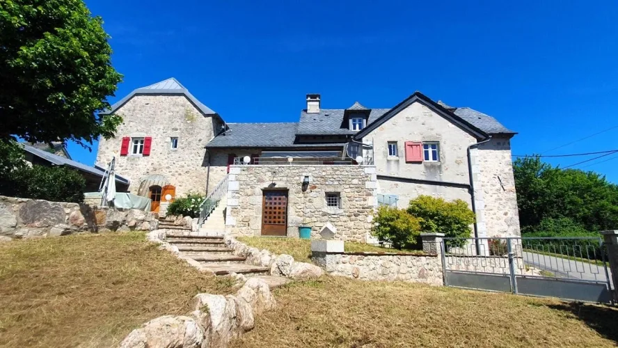 Renovated stone character property 220 m² with spa