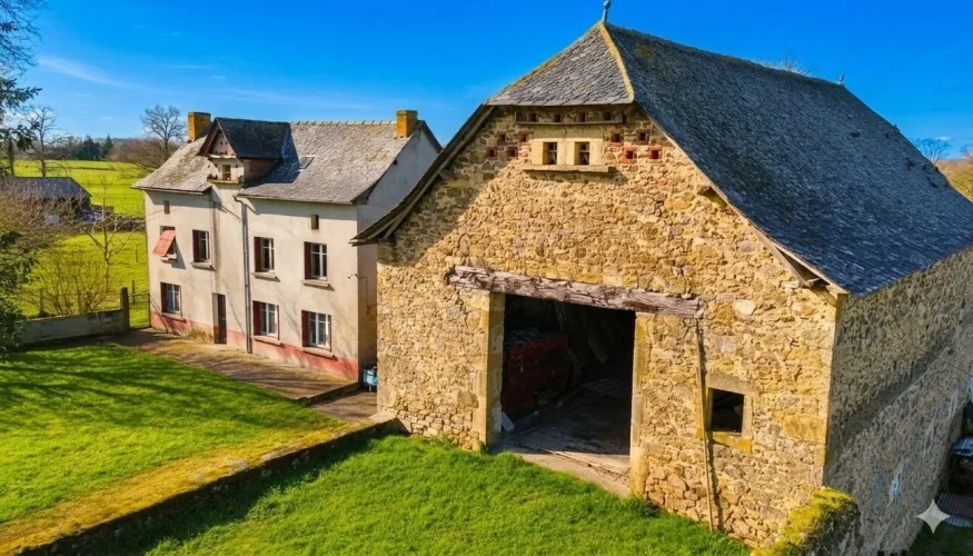 MONTBAZENS - Authentique corps de ferme en pierres, superbe grange et dépendances