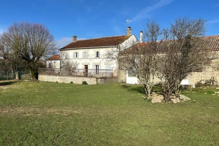 Ancienne ferme avec dépendances sur plus de 9 000 m² de terrain