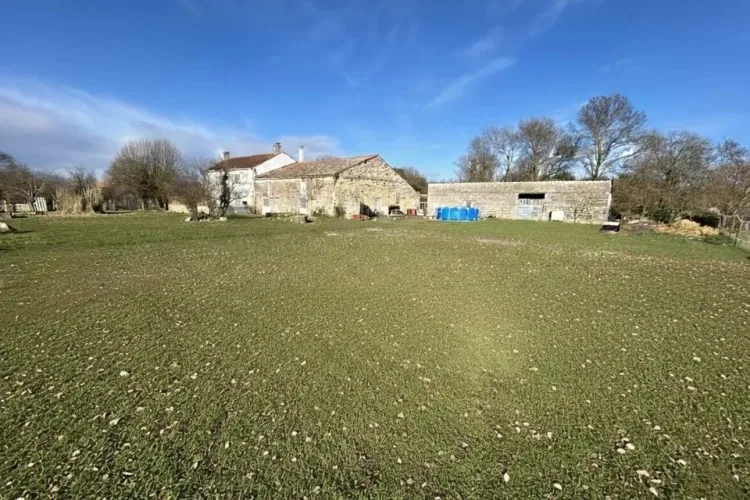 Ancienne ferme avec dépendances sur plus de 9 000 m² de terrain — photo 2