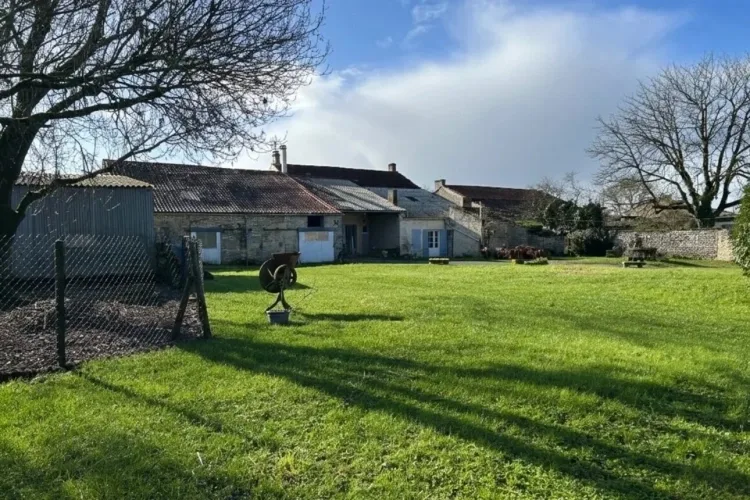 Ancienne ferme avec dépendances sur plus de 9 000 m² de terrain — photo 3