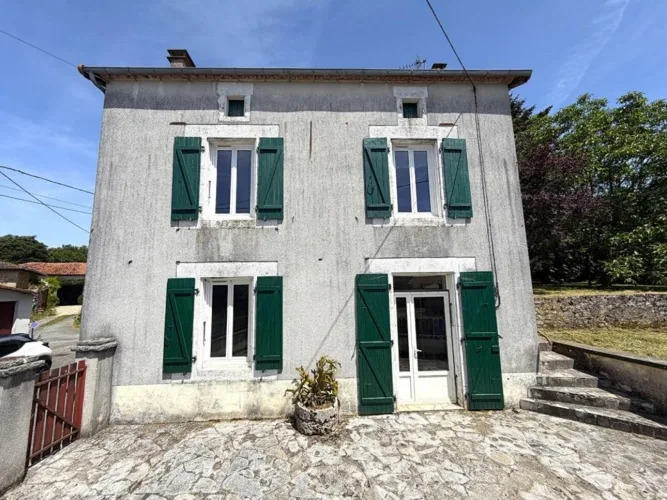 Maison de 83m² habitables avec 2 chambres, dépendances et jardin de 1393m²